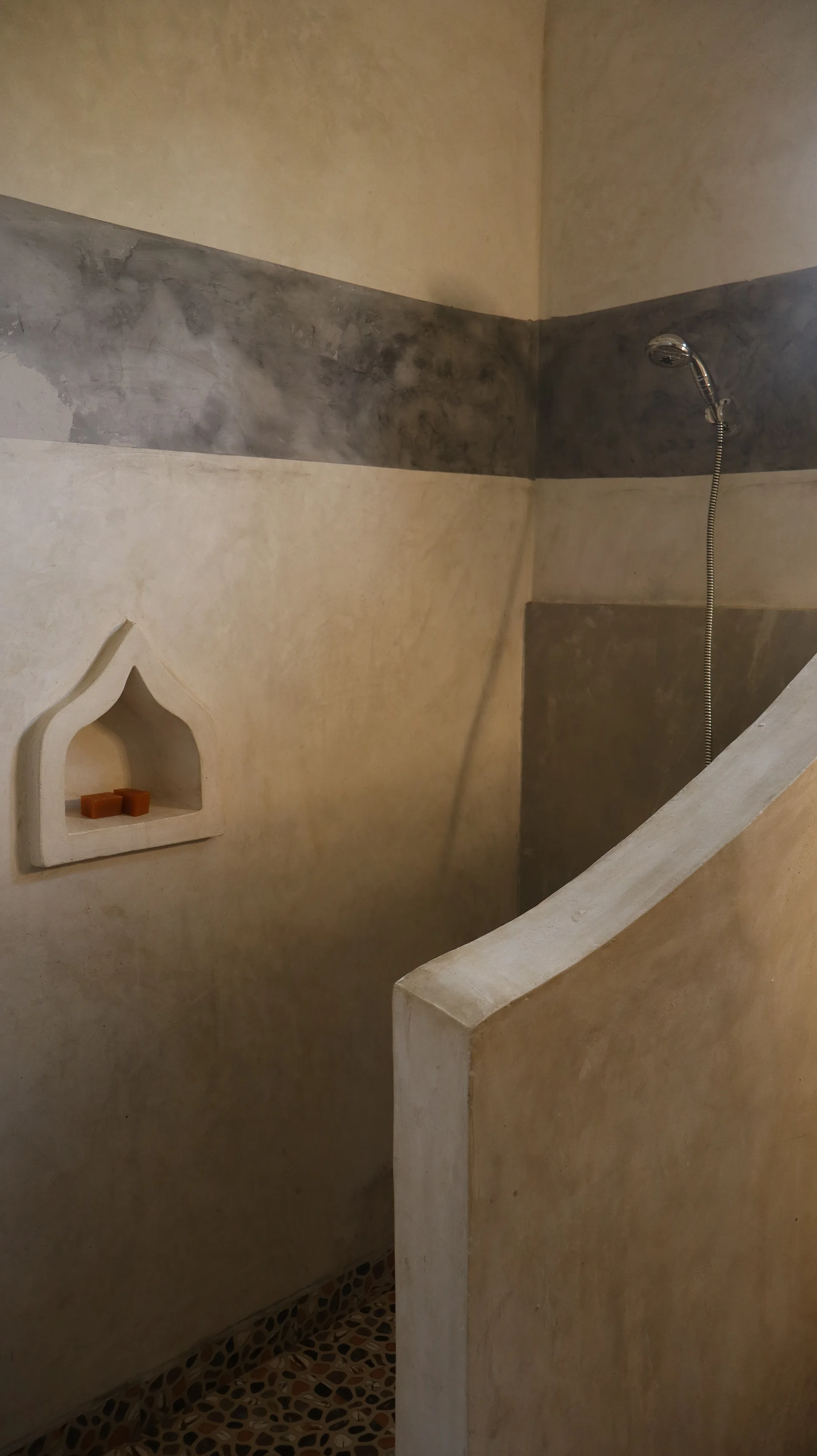 Shower with polished concrete and Zanzibari niche at Hamia Zanzibar