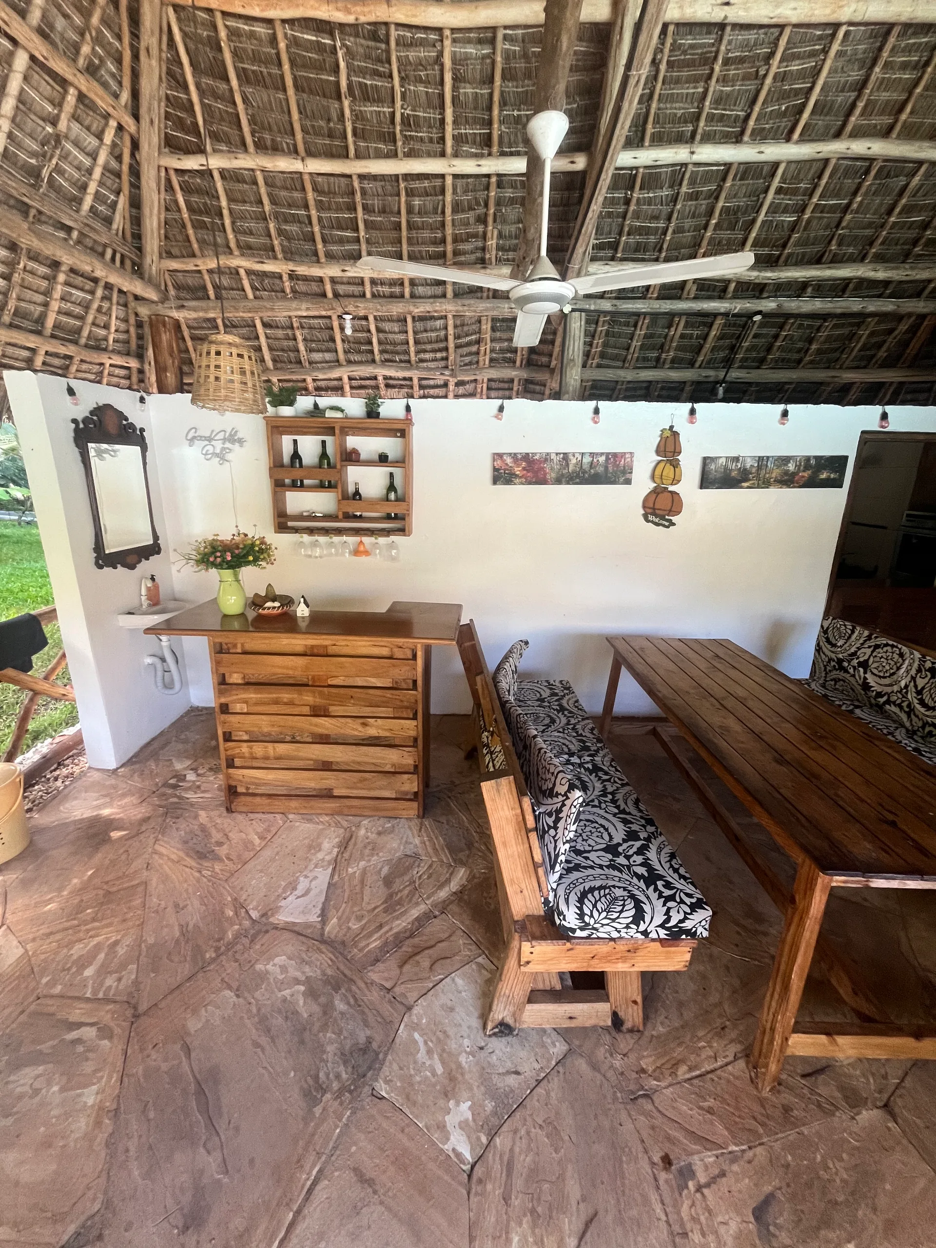 pool-side mini bar and lounge